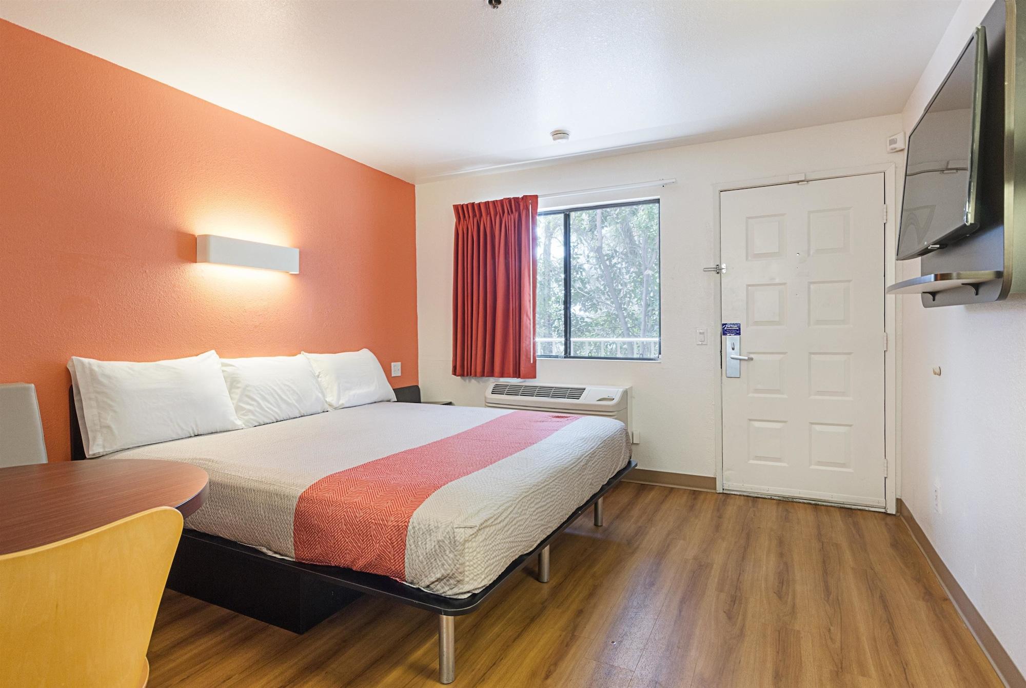 6-fresno, Ca Hotel