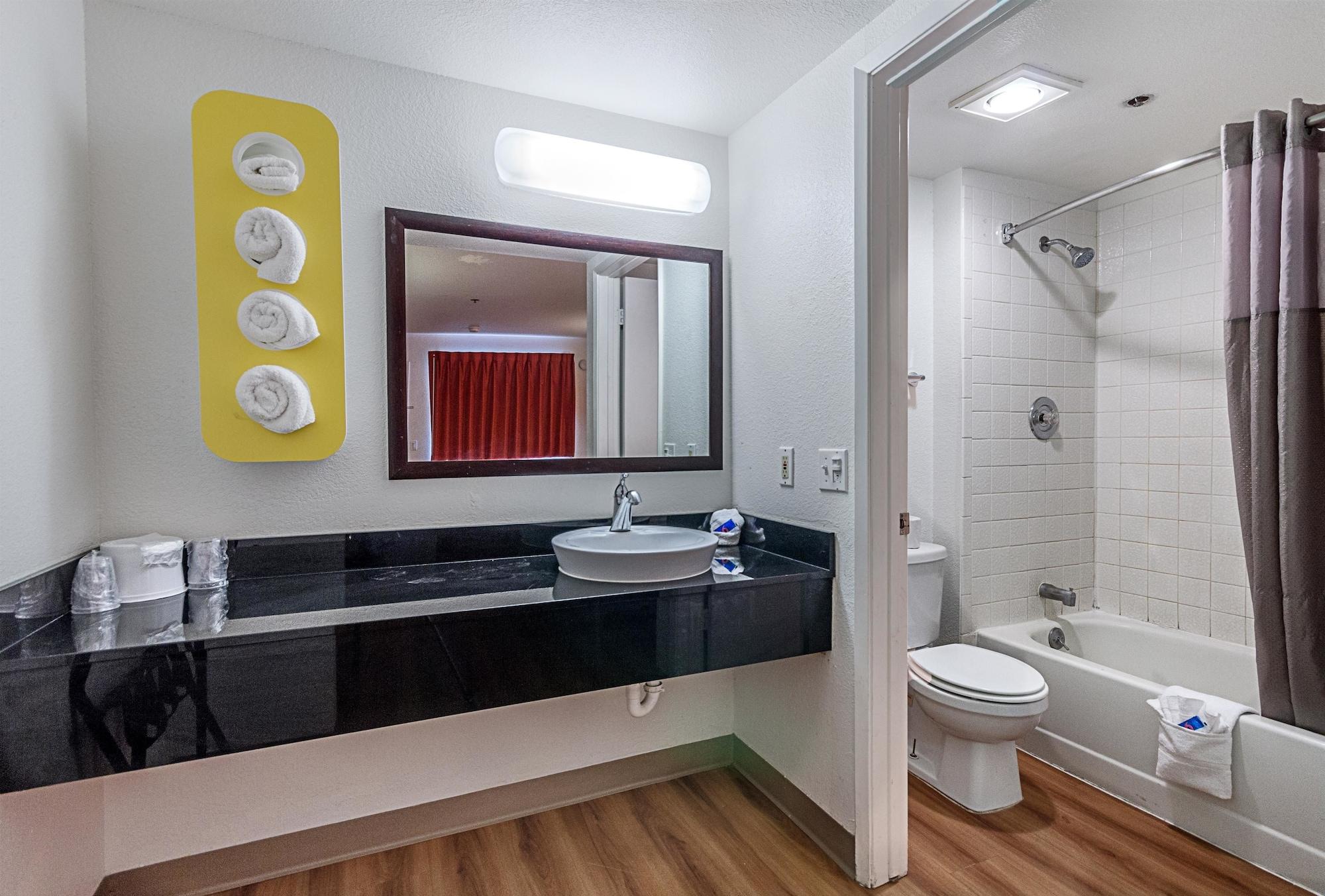 Hotel 6-fresno, Ca